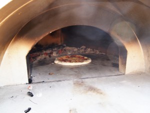 Casa70で焼いています。25cm程度のピザなので2枚は焼けます。